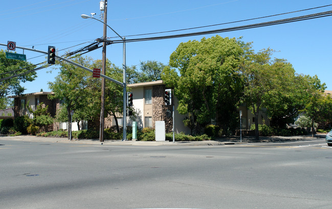 4005 Hoen Ave in Santa Rosa, CA - Building Photo - Building Photo