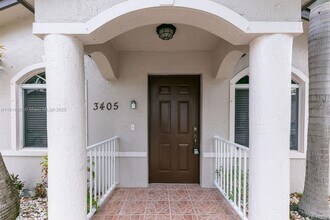 8640 NW 188th Terrace in Miami Gardens, FL - Building Photo - Building Photo