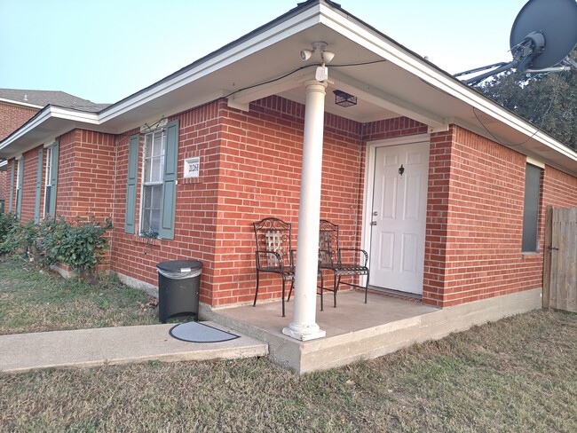 2126 Hidden Hollow Cir, Unit B in Bryan, TX - Foto de edificio - Building Photo