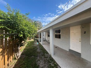 122 NW 6th Ave, Unit 2 in Dania Beach, FL - Building Photo - Building Photo