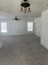 126 E Colonial Dr in Lancaster, TX - Foto de edificio - Building Photo