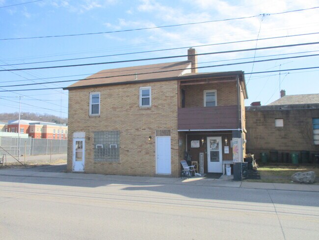 404 11th St, Unit 2nd Floor in Ambridge, PA - Foto de edificio - Building Photo