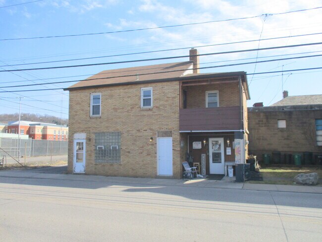 404 11th St, Unit 2nd Floor in Ambridge, PA - Building Photo - Building Photo