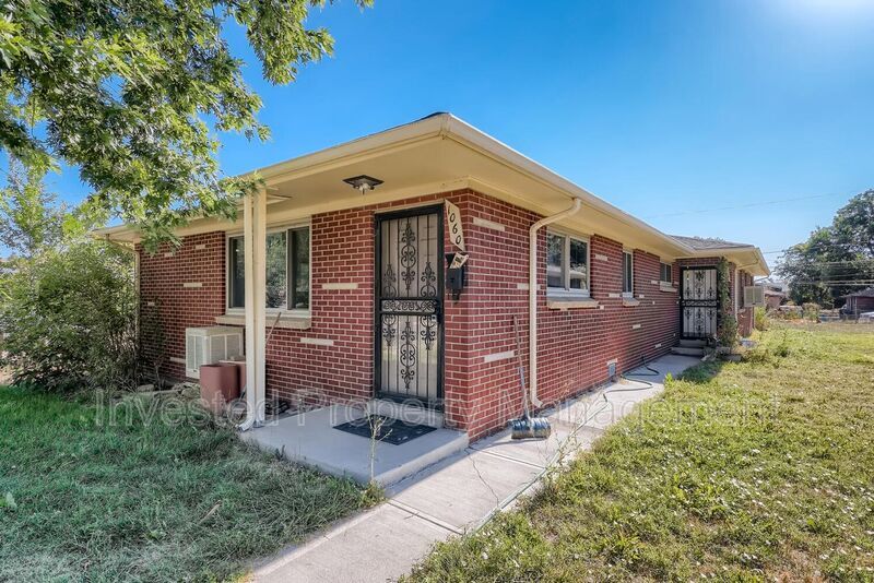 1060 S Decatur St in Denver, CO - Building Photo
