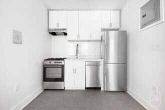 466 W 23 St in New York, NY - Building Photo - Building Photo