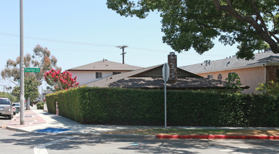 303 S Kenneth Rd in Burbank, CA - Building Photo - Building Photo