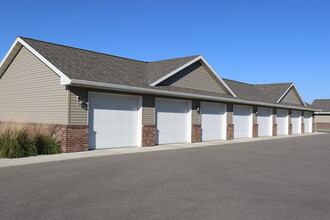 101 Eagle Path, Unit 1 in Eagle Lake, MN - Foto de edificio - Building Photo