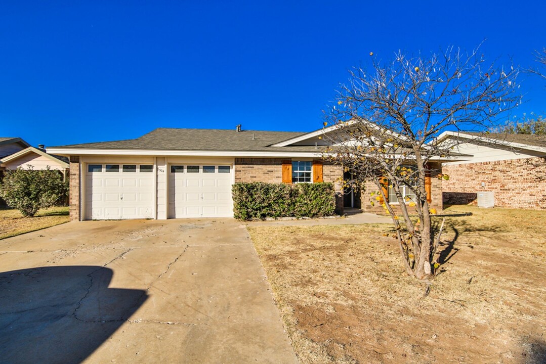 2304 88th St in Lubbock, TX - Building Photo