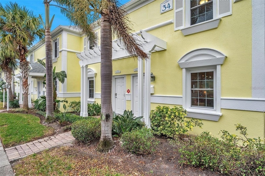 5258 Beach Dr SE, Unit 402C in St. Petersburg, FL - Building Photo