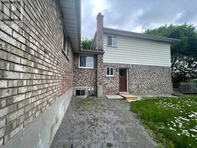 4 Jane Crescent in Barrie, ON - Building Photo - Building Photo