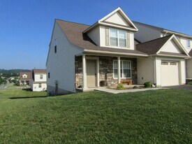 2 Broken Arrow Dr in Elizabethtown, PA - Building Photo