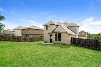 4911 War Horse Dr in San Antonio, TX - Foto de edificio - Building Photo