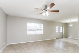 224 Regal Park Dr in Valrico, FL - Building Photo - Building Photo