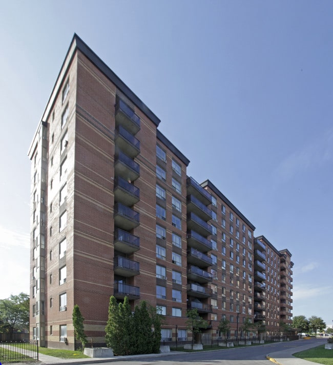 Springfield Gardens in Mississauga, ON - Building Photo - Building Photo