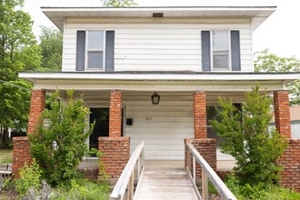 413 E Hazel Ave in Ponca City, OK - Foto de edificio - Building Photo