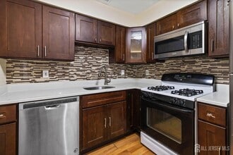 828 Waterford Dr in Edison, NJ - Building Photo - Building Photo