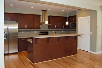 1596 NE Falls Dr in Issaquah, WA - Building Photo - Building Photo