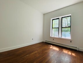 304 Bradford St, Unit 1 in Brooklyn, NY - Foto de edificio - Building Photo