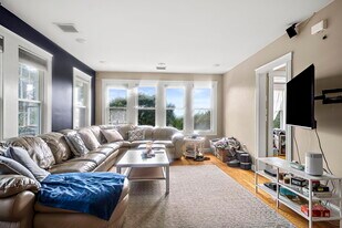 398 E 8th St in Boston, MA - Building Photo