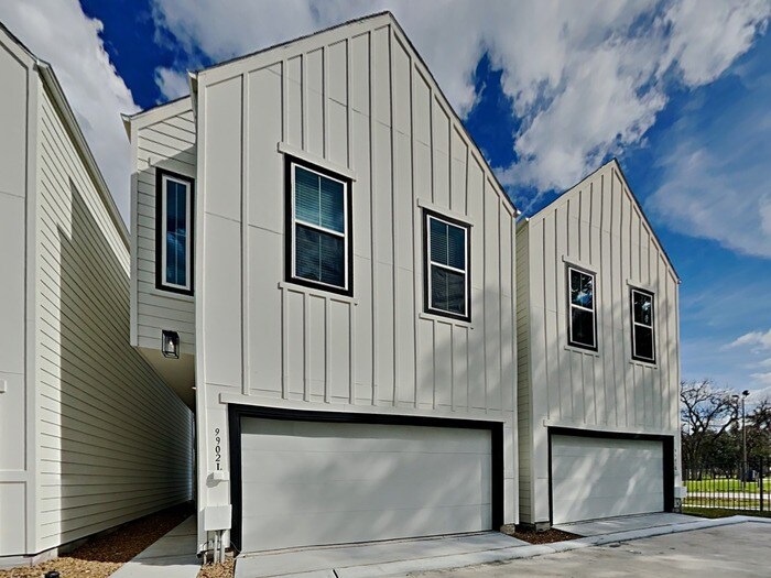 9902 Clark Rd in Houston, TX - Building Photo