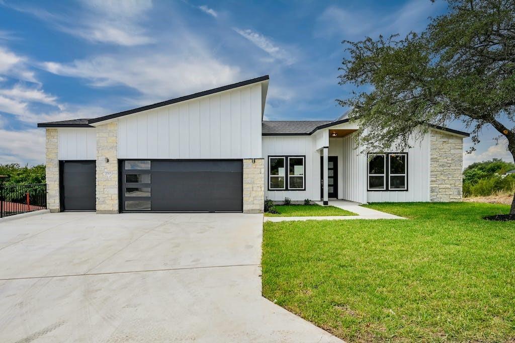 20105 Byrd Ave in Lago Vista, TX - Foto de edificio