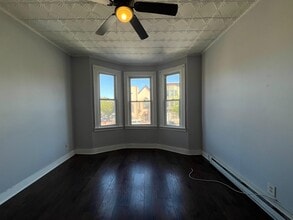 391 Avenue C, Unit 2 in Bayonne, NJ - Foto de edificio - Building Photo
