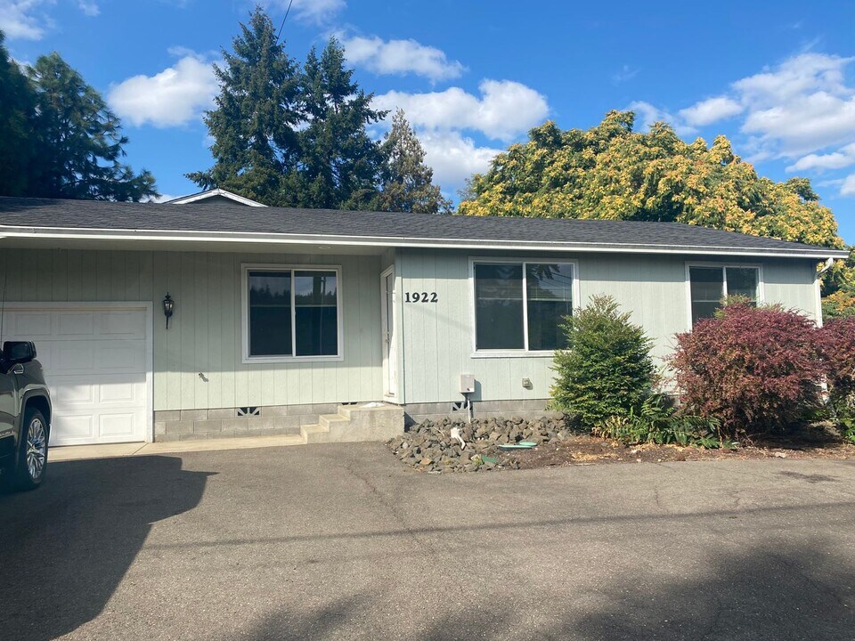 1920-1922 NE Commercial Ave in Roseburg, OR - Building Photo