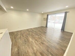 7425 Brookdale Dr, Unit 108 in Darien, IL - Foto de edificio - Building Photo