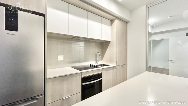 395 Square One Dr in Mississauga, ON - Building Photo - Building Photo