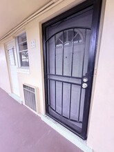 2800 NE 203rd St, Unit 22 in Miami, FL - Foto de edificio - Building Photo