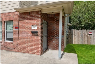 8130 Jutland Rd, Unit B in Houston, TX - Building Photo - Building Photo