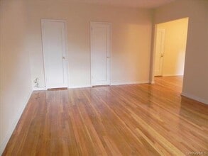 46 Schenck Ave in Great Neck, NY - Building Photo - Building Photo