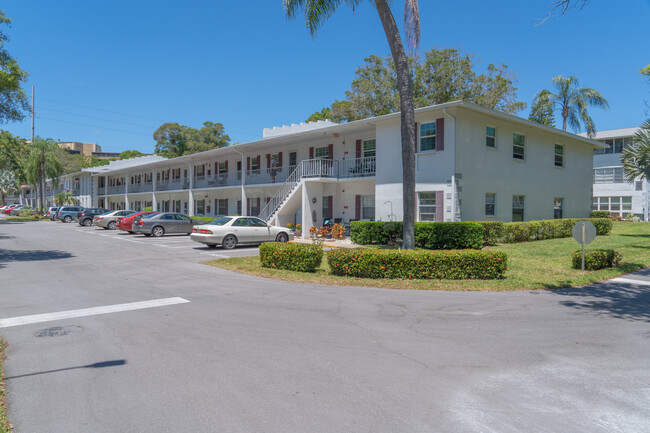 Douglas Arms Aberdeen House Condominiums in Dunedin, FL - Building Photo - Building Photo