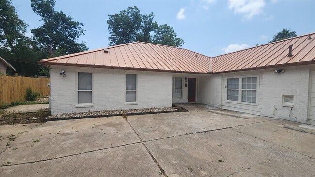 property at 1005 W Martin Luther King Jr Blvd