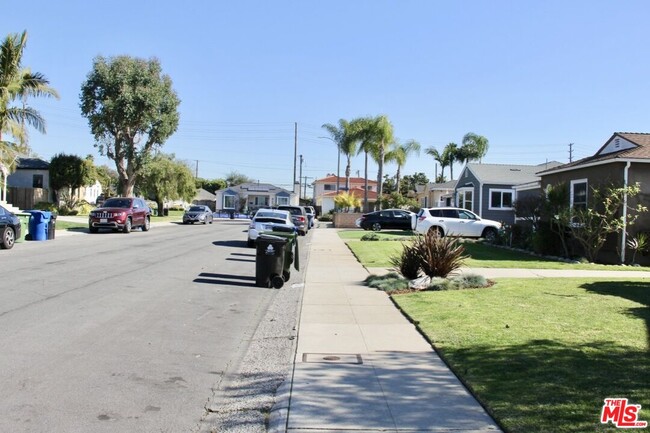 6336 W 84th St in Los Angeles, CA - Foto de edificio - Building Photo