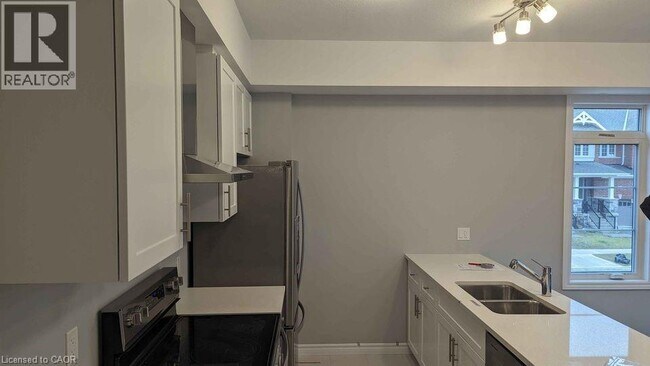 4 Oat Ln in Kitchener, ON - Building Photo - Building Photo