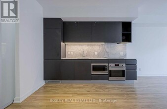 377-377 Madison Ave in Toronto, ON - Building Photo - Building Photo