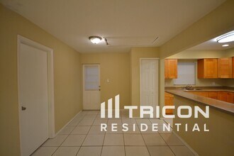 111 Sheryl Lynn Dr in Brandon, FL - Building Photo - Building Photo