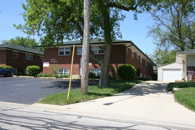 2423 Pierce Ave in Rockford, IL - Foto de edificio - Building Photo
