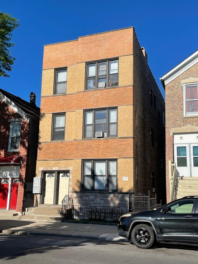 3631 S Wallace St Apartments and Nearby Chicago Apartments For Rent