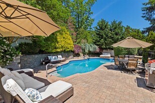 345 Colonial Rd in Southold, NY - Building Photo