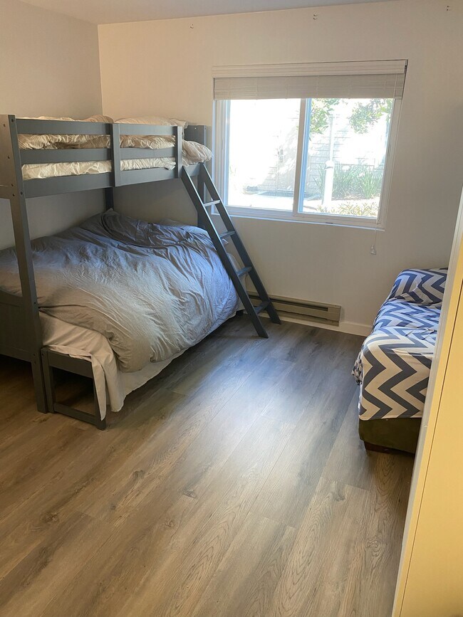 6400 Christie Ave, Unit 5123 in Emeryville, CA - Building Photo - Building Photo