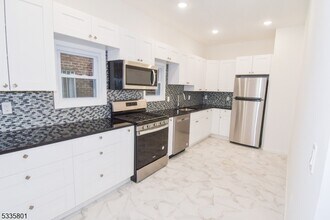 17 Broadman Pkwy-Unit -1 in Jersey City, NJ - Foto de edificio - Building Photo