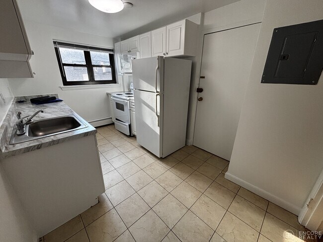 44 A Harvard Ave, Unit 4 in Brookline, MA - Building Photo - Building Photo