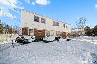 8 New Hampshire Dr in New Britain, CT - Building Photo - Building Photo