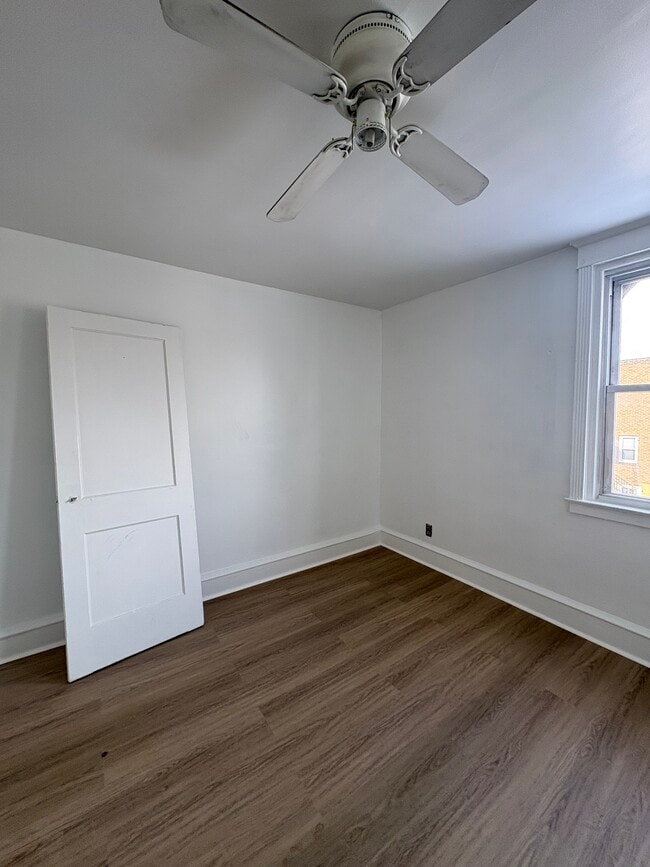 7040 Aberdeen Rd in Upper Darby, PA - Foto de edificio - Building Photo