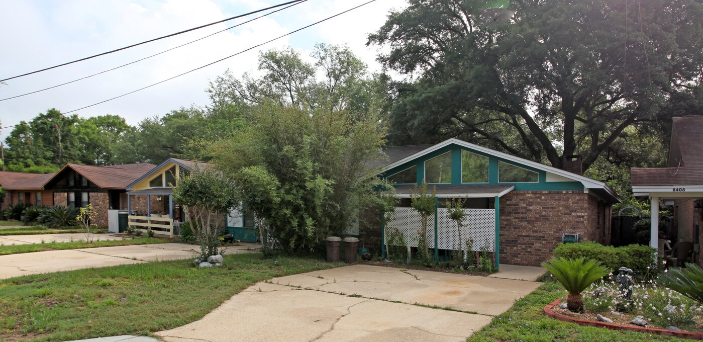 8410-8414 Carl Dean St in Pensacola, FL - Building Photo