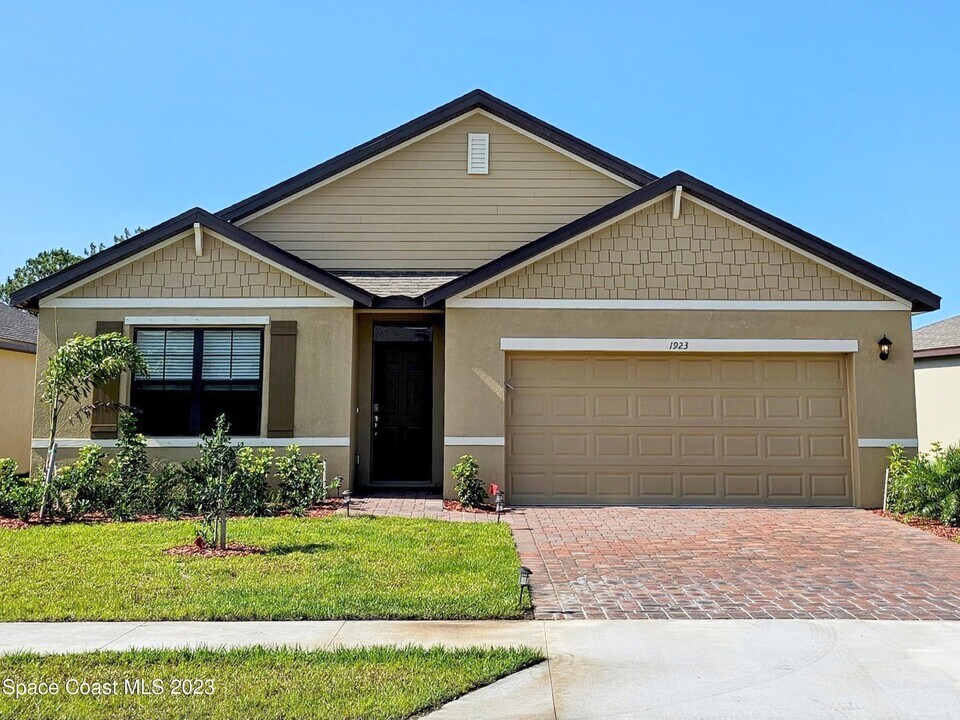 1923 Farmhouse Rd SE in Palm Bay, FL - Building Photo