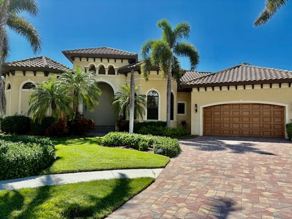 423 Swiss Ct in Marco Island, FL - Building Photo