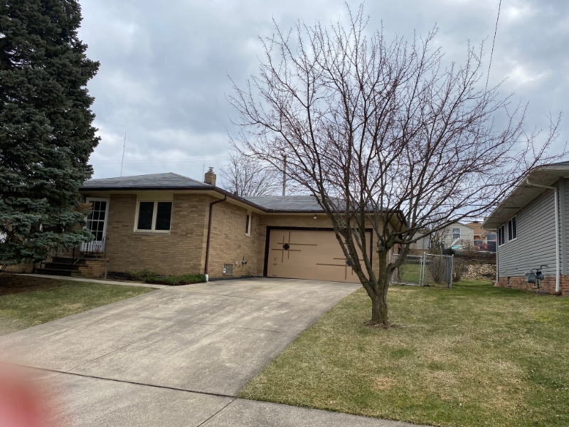 2921 Woodlawn Dr in Parma, OH - Building Photo